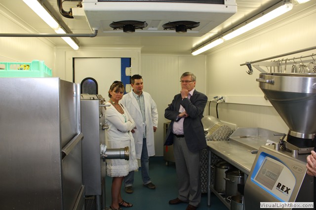 Visite de la ministre à la boucherie de la ferme Pondrôme
